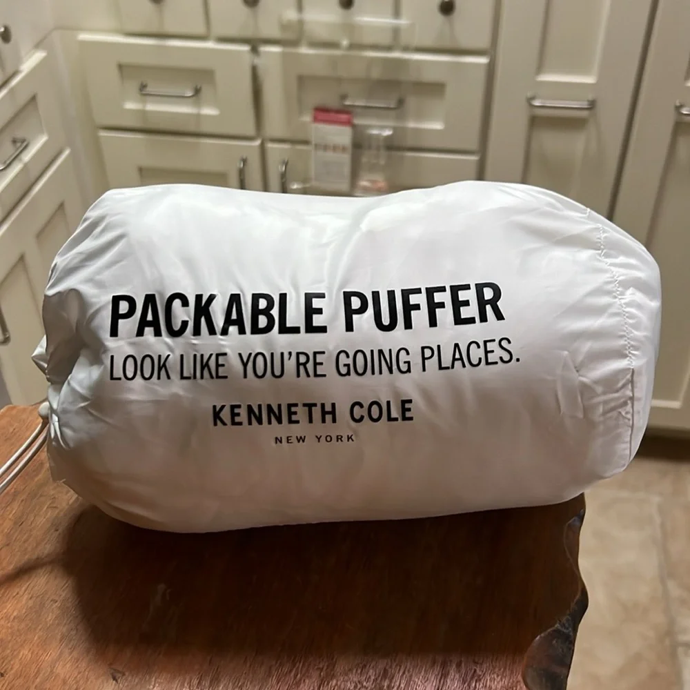 Kenneth Cole white sackable puffer vest - Picture 7 of 7